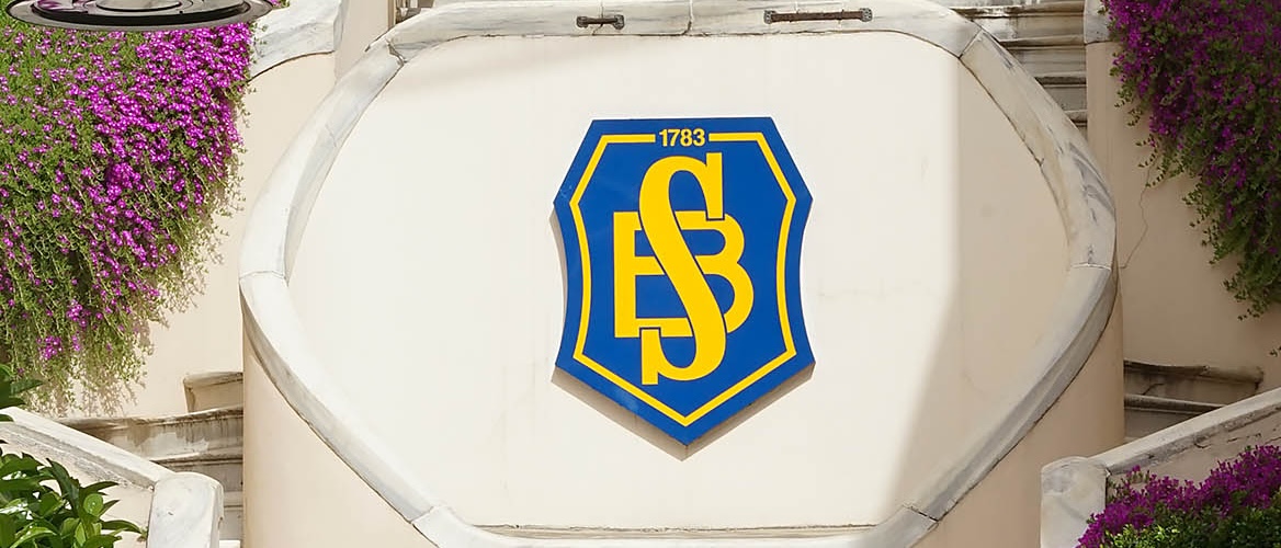 Kamondo Merdivenleri ve Saint Benoît Logosu